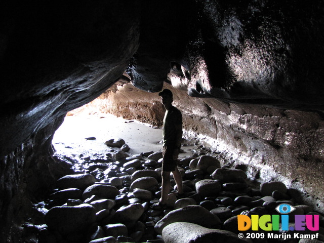 SX08005 Wouko in cave between Ogmore by Sea and Southerndown